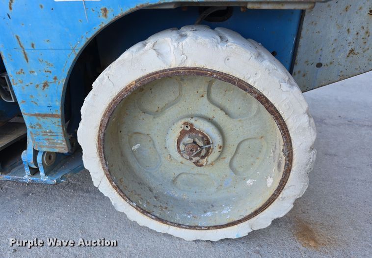 image for item EH8720 2003 Genie GS-2032 scissor lift