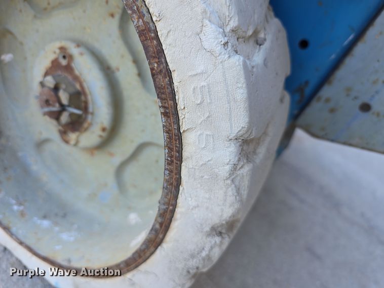 image for item EH8720 2003 Genie GS-2032 scissor lift