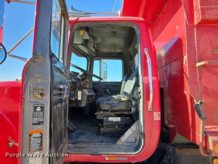 image for item EH8722 1991 Mack RD690S dump truck