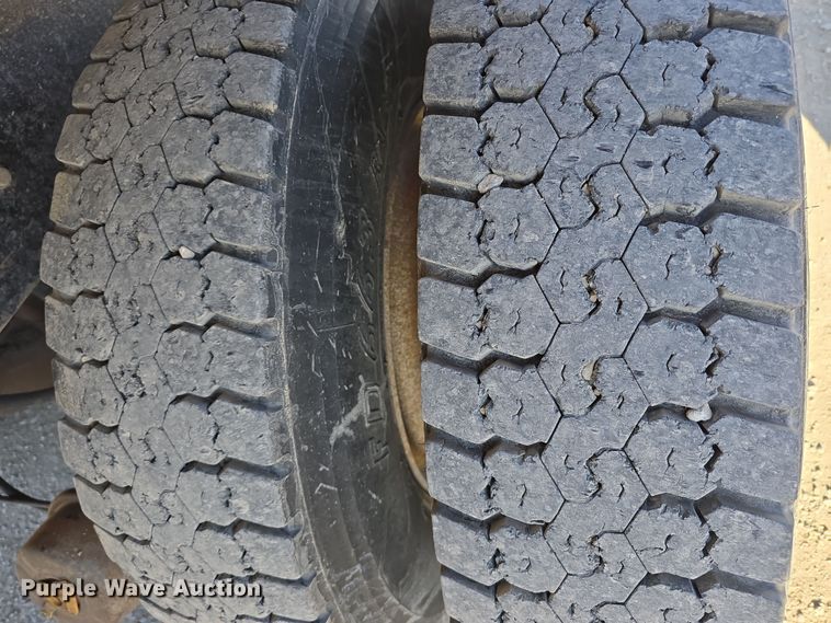 image for item EH8722 1991 Mack RD690S dump truck