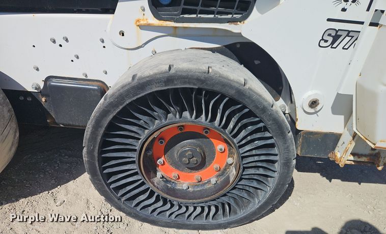 image for item EI8854 2019 Bobcat S770 skid steer loader