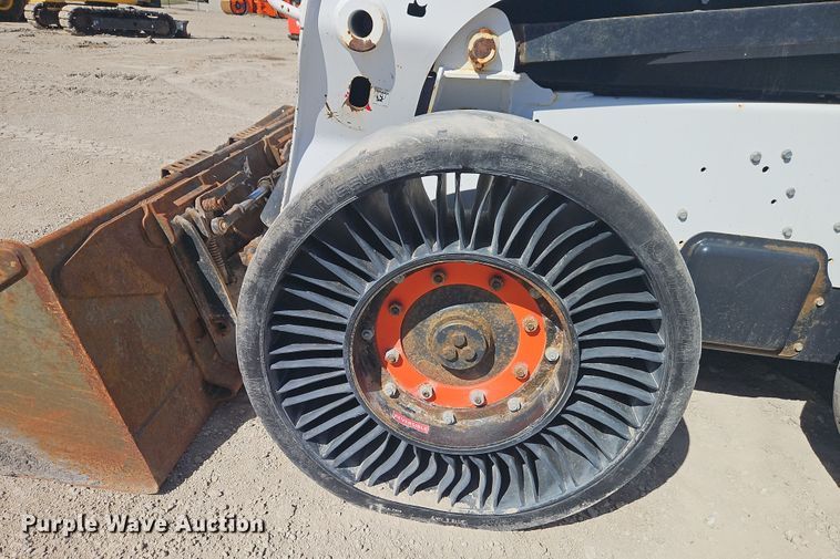 image for item EI8854 2019 Bobcat S770 skid steer loader