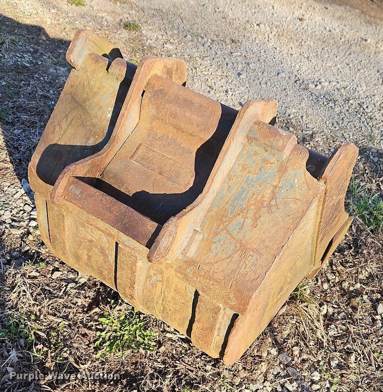 image for item EI8901 Melroe mini excavator bucket