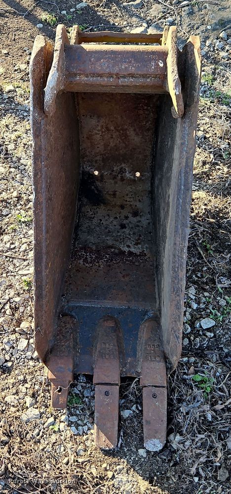 image for item EI8902 Melroe Bobcat 337 mini excavator bucket