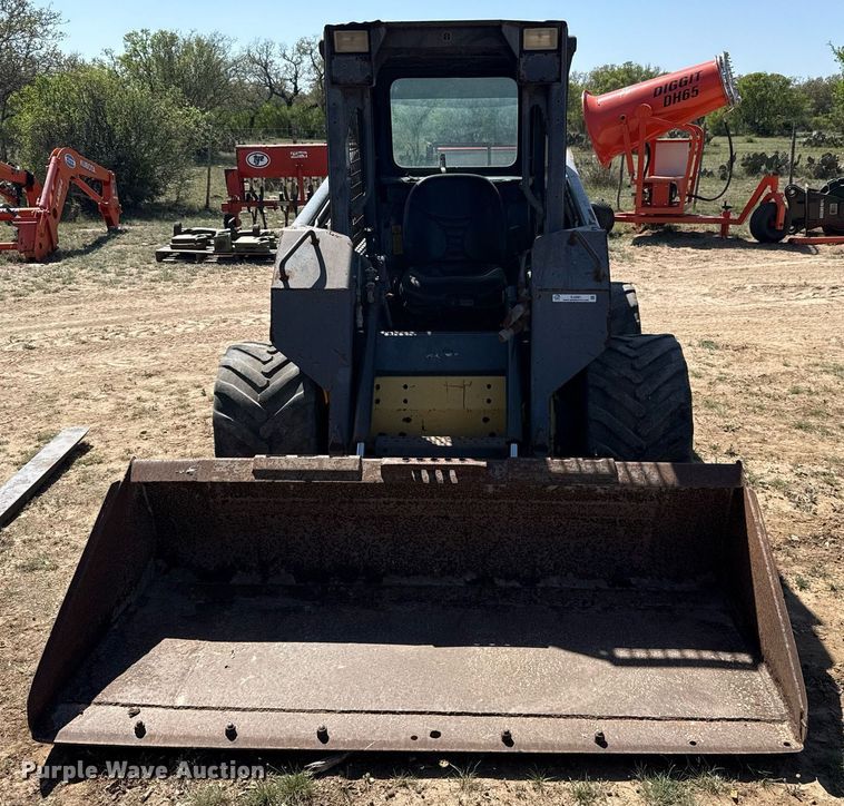 image for item EJ3561 2000 New Holland LS140 skid steer loader