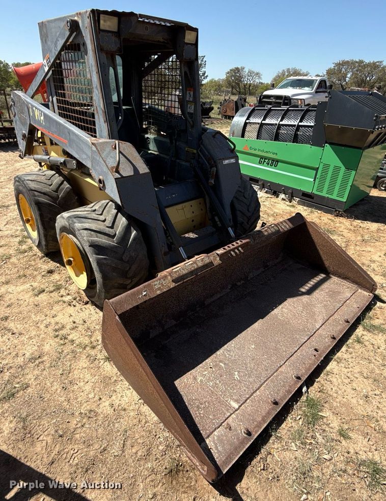 image for item EJ3561 2000 New Holland LS140 skid steer loader