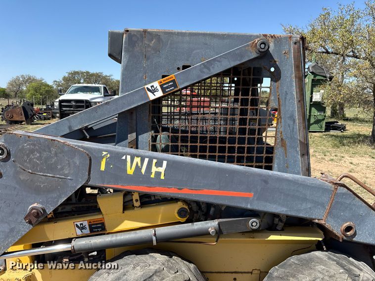 image for item EJ3561 2000 New Holland LS140 skid steer loader