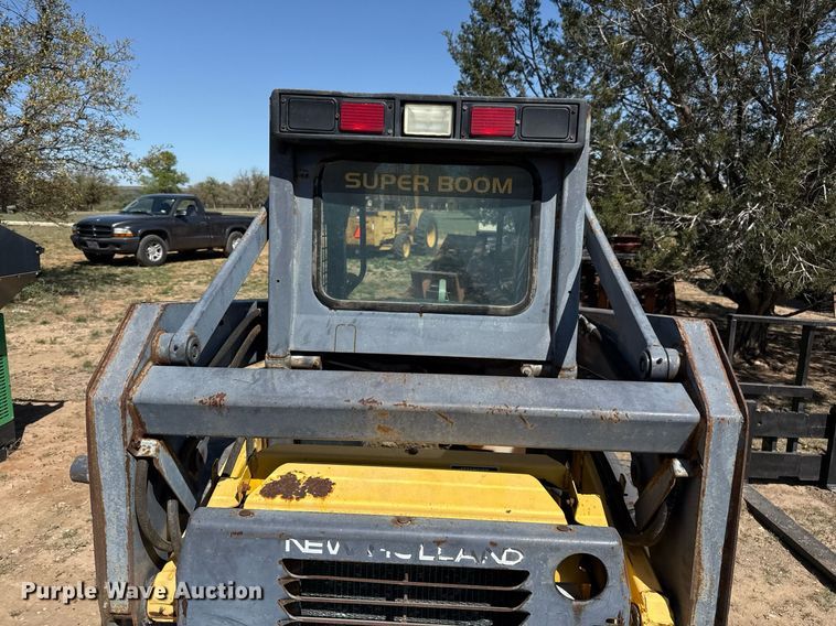 image for item EJ3561 2000 New Holland LS140 skid steer loader
