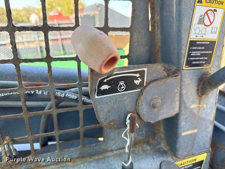 image for item EJ3561 2000 New Holland LS140 skid steer loader