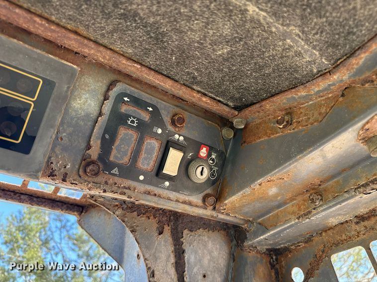 image for item EJ3561 2000 New Holland LS140 skid steer loader