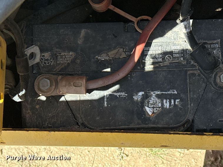 image for item EJ3561 2000 New Holland LS140 skid steer loader