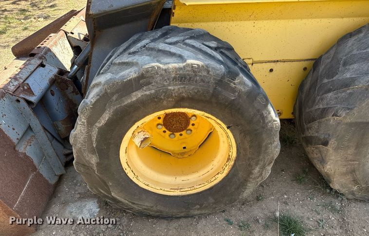 image for item EJ3561 2000 New Holland LS140 skid steer loader