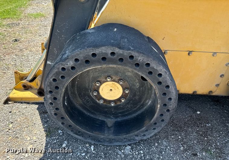 image for item EJ3627 2013 John Deere 332D skid steer loader