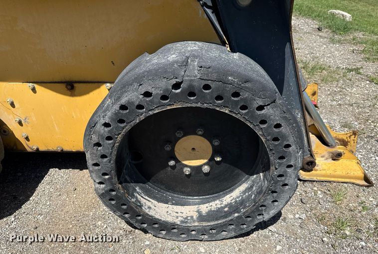 image for item EJ3627 2013 John Deere 332D skid steer loader