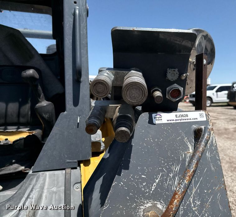 image for item EJ3628 2013 John Deere 332D skid steer loader