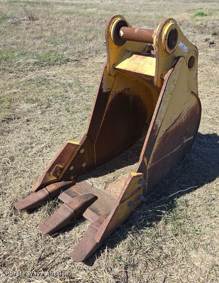 image for item EJ8347 2016 John Deere AT456495 bucket 