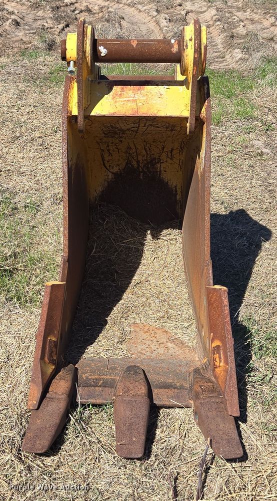 image for item EJ8347 2016 John Deere AT456495 bucket 