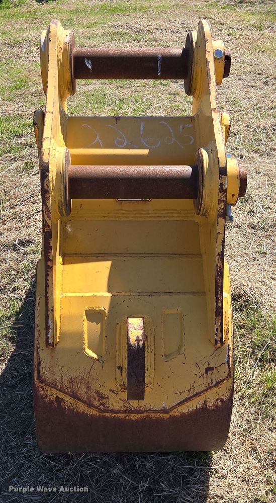 image for item EJ8347 2016 John Deere AT456495 bucket 