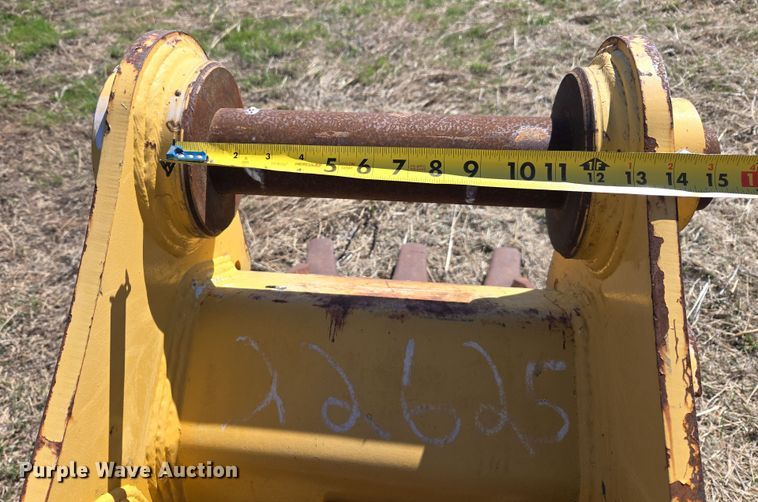 image for item EJ8347 2016 John Deere AT456495 bucket 