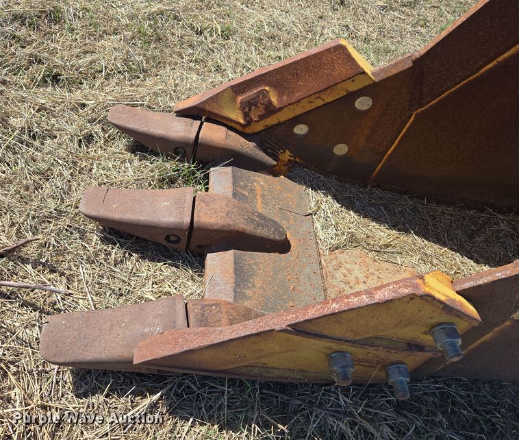 image for item EJ8347 2016 John Deere AT456495 bucket 