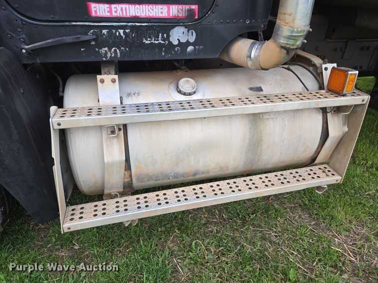 image for item EJ8378 1989 Freightliner FLD dump truck