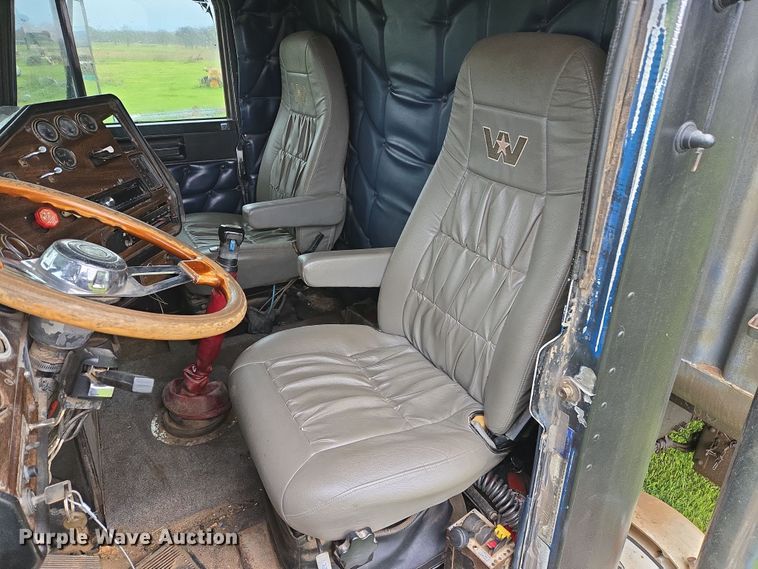 image for item EJ8378 1989 Freightliner FLD dump truck