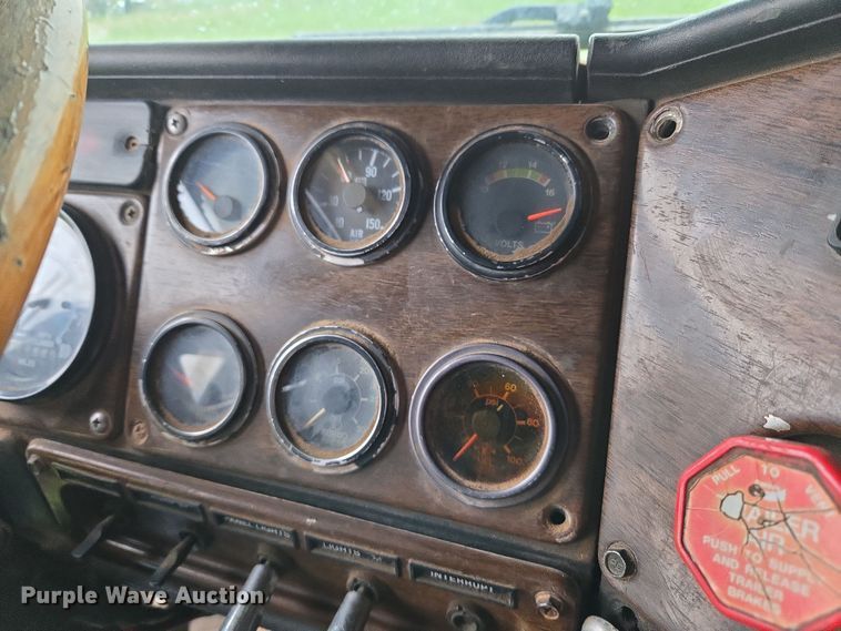 image for item EJ8378 1989 Freightliner FLD dump truck