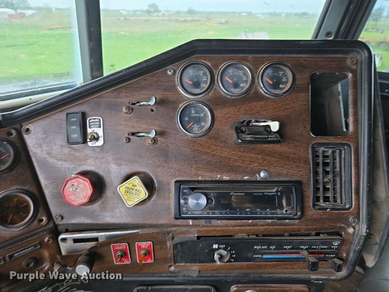 image for item EJ8378 1989 Freightliner FLD dump truck