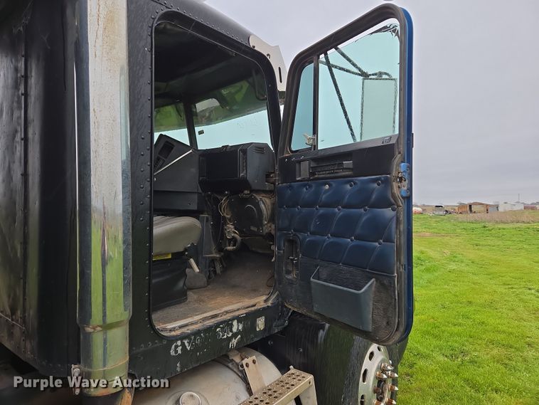 image for item EJ8378 1989 Freightliner FLD dump truck