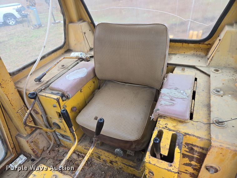 image for item EJ8433 1985 Komatsu D65E-8 dozer