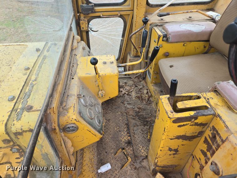 image for item EJ8433 1985 Komatsu D65E-8 dozer