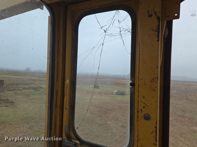 image for item EJ8433 1985 Komatsu D65E-8 dozer