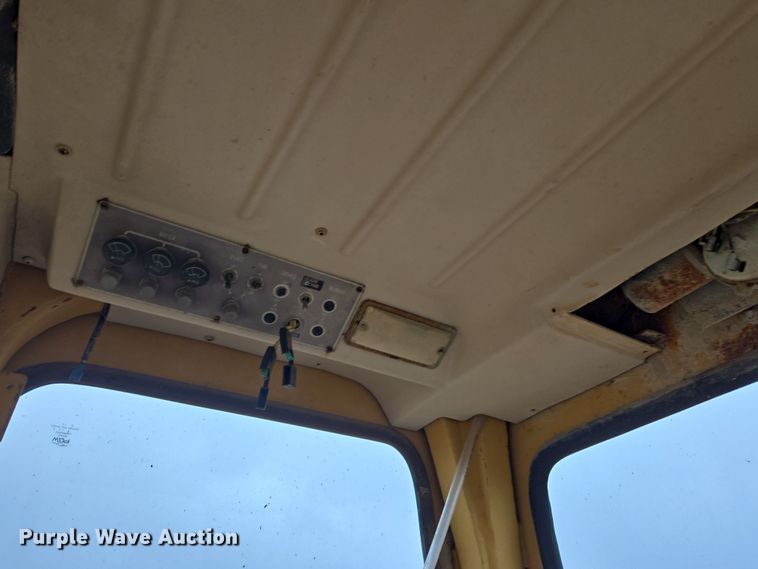 image for item EJ8433 1985 Komatsu D65E-8 dozer