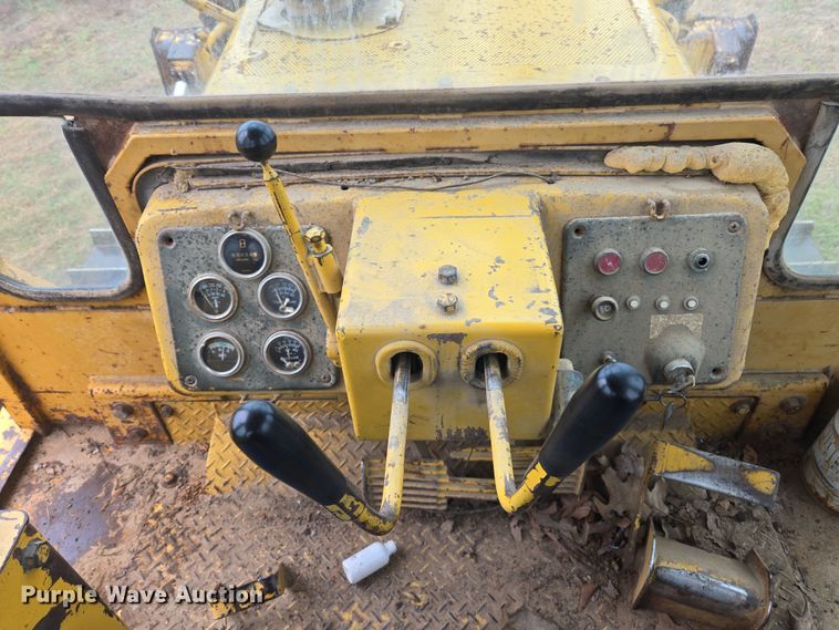 image for item EJ8433 1985 Komatsu D65E-8 dozer