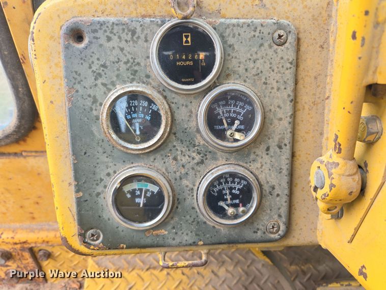 image for item EJ8433 1985 Komatsu D65E-8 dozer