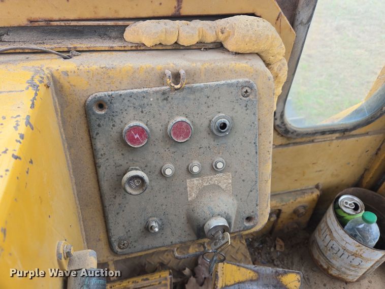 image for item EJ8433 1985 Komatsu D65E-8 dozer