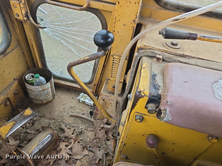 image for item EJ8433 1985 Komatsu D65E-8 dozer