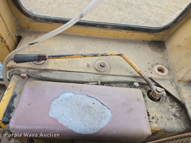 image for item EJ8433 1985 Komatsu D65E-8 dozer