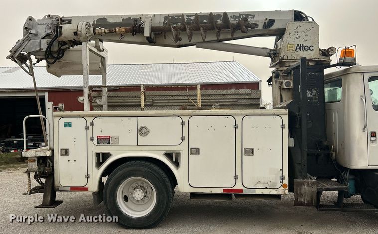 image for item EK2769 1994 International 4900 digger derrick truck