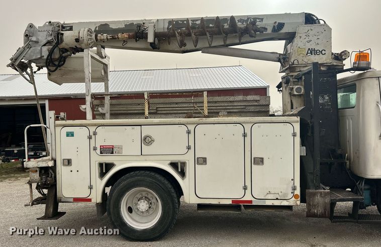 image for item EK2769 1994 International 4900 digger derrick truck