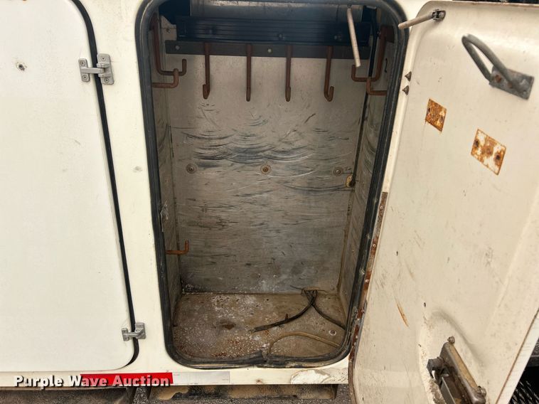 image for item EK2769 1994 International 4900 digger derrick truck