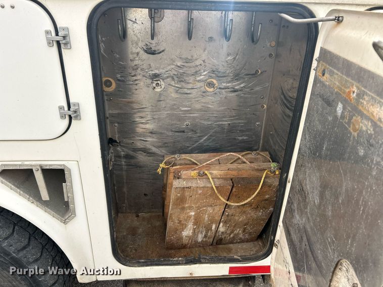 image for item EK2769 1994 International 4900 digger derrick truck