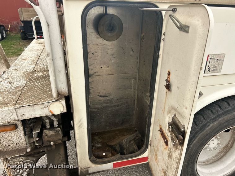 image for item EK2769 1994 International 4900 digger derrick truck