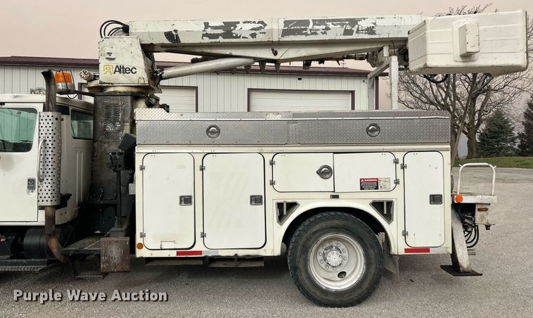 image for item EK2769 1994 International 4900 digger derrick truck