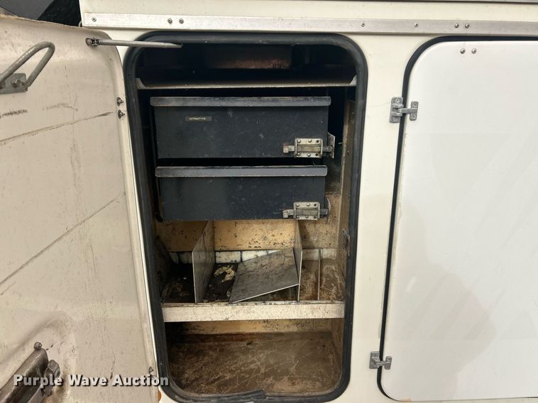 image for item EK2769 1994 International 4900 digger derrick truck