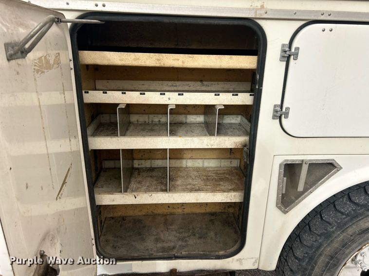 image for item EK2769 1994 International 4900 digger derrick truck