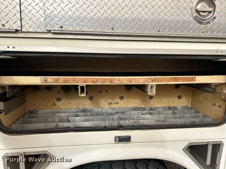 image for item EK2769 1994 International 4900 digger derrick truck