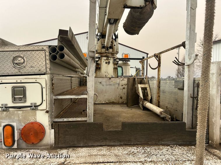 image for item EK2769 1994 International 4900 digger derrick truck