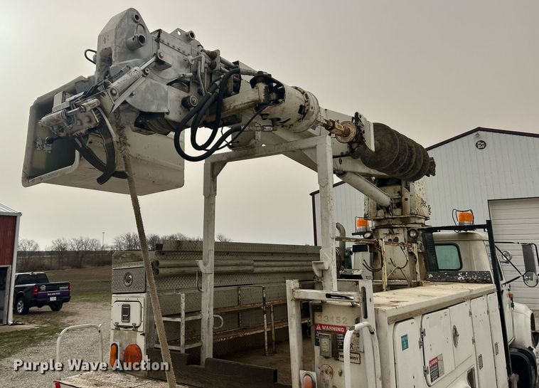 image for item EK2769 1994 International 4900 digger derrick truck