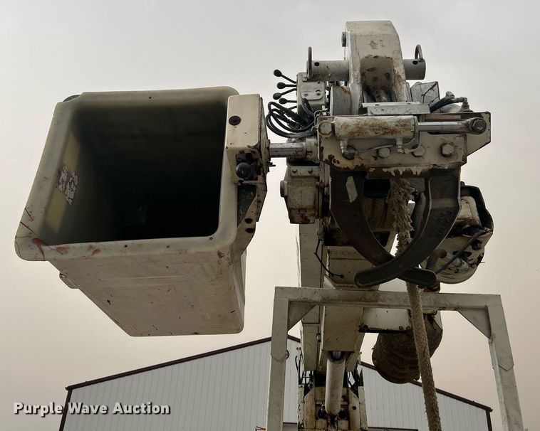 image for item EK2769 1994 International 4900 digger derrick truck